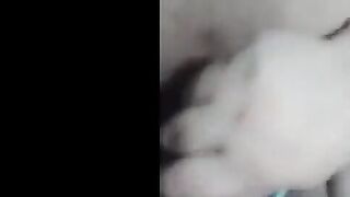 الشرموطه نايمه عالسرير بتلعب في صدرها وتدعك نيك مصري  فيه اوي وهي بتعض في شفايفها اوي وبتلعب في كسها بتنزل لبنها