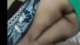 البنت نايمه عالسرير علي جنبها متغطيه وبتكشف غطا الملايه من طيزها من الحر  نيك مصري والراجل ابوها المتناك بيدخل عليها وبيمسك في طيزها بيحسس عليها هي ونايمه