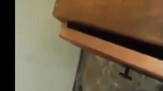 البنت نايمه عالسرير علي جنبها متغطيه وبتكشف غطا الملايه من طيزها من الحر  نيك مصري والراجل ابوها المتناك بيدخل عليها وبيمسك في طيزها بيحسس عليها هي ونايمه