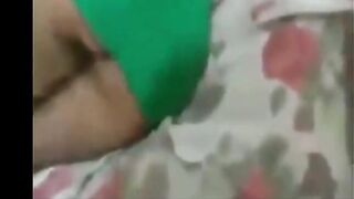 البنت نايمه عالسرير علي جنبها متغطيه وبتكشف غطا الملايه من طيزها من الحر  نيك مصري والراجل ابوها المتناك بيدخل عليها وبيمسك في طيزها بيحسس عليها هي ونايمه