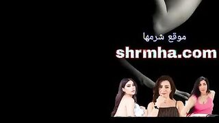 موقع شرمتها بتشوف الشرموطه ماسكه حلمه بزها الحمرا وببتلعب فيها وتدعكها في ايديها وتفطها لبره وبتدخل صباعها في كسشها وهي بتتكلم مع نيك مصري  نفسها وبتقول نيك شرموطك يلا وبتشتم في رحها