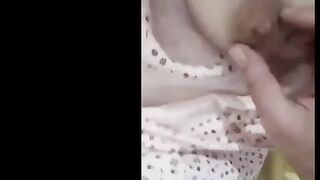 موقع شرمتها بتشوف الشرموطه ماسكه حلمه بزها الحمرا وببتلعب فيها وتدعكها في ايديها وتفطها لبره وبتدخل صباعها في كسشها وهي بتتكلم مع نيك مصري  نفسها وبتقول نيك شرموطك يلا وبتشتم في رحها