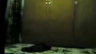 البنت في الاوضه خلصت نيك مع الزبون ال جياله وهي بتلبس هدومها نيك مصري  وطالعه بيزوقها عالسرير علي بطنها وبينيك في طيزها