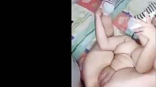 البنت رافعه رجليها لفوق ومسكاها بيديها الاتنين وصاحبها في الجامعه جيلها البيت نيك مصري  مطلع زوبره وبينيك طيزها علشان لسه بنت بنوت