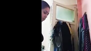 الشرموطه لسه صغيره عالنيك هيجانه كسها بياكلها داخله اوضتها وواقفه بتحسس نيك مصري  علي جسمها كله وتمشي عليه بصوابعها