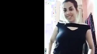 الشرموطه لسه صغيره عالنيك هيجانه كسها بياكلها داخله اوضتها وواقفه بتحسس نيك مصري  علي جسمها كله وتمشي عليه بصوابعها