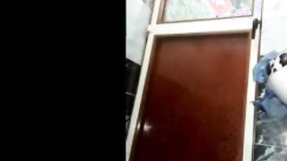 البنت الشرموطه في الاوضه النوم بتقلع هدومها لحبيبها معاها عالتلفون  نيك مصري بيضرب عشرته علي جسمها وهي بتضرب السبعه ونص