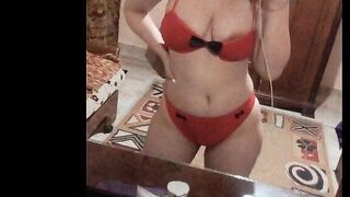 البنت الفاجره بالروج الاحمر مغرق شفايفها ولابسه القميص الاحمر مطلعه بزازها ل  سكس مصري بره وبتحسس عليهم وتقفش فيهم علشان يكبرو