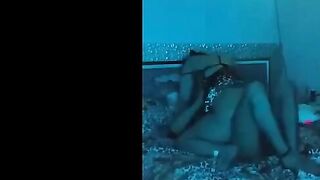 البنت الفاجره زانقها ابن خالتها عالحيط وبيعوض في رقبتها اوي وهو رافع  سكس مصري  رجل واحده ليها علي ايده وبينيك في كسها