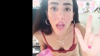 الشرموطه في المطبخ بتشرب الشاي وبتكلم خطيبها شات وهي بالاندر والستيانه وبيفرجها علي زوبره بي  سكس مصري لعب فيه وهو بينزل اللبن بتاعه علي جسمها