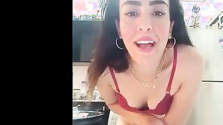 الشرموطه في المطبخ بتشرب الشاي وبتكلم خطيبها شات وهي بالاندر والستيانه وبيفرجها علي زوبره بي  سكس مصري لعب فيه وهو بينزل اللبن بتاعه علي جسمها