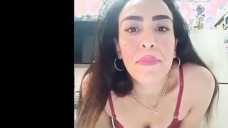 الشرموطه في المطبخ بتشرب الشاي وبتكلم خطيبها شات وهي بالاندر والستيانه وبيفرجها علي زوبره بي  سكس مصري لعب فيه وهو بينزل اللبن بتاعه علي جسمها