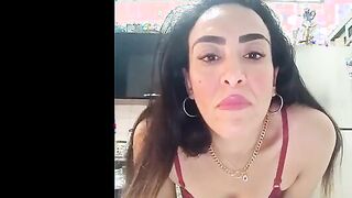 الشرموطه في المطبخ بتشرب الشاي وبتكلم خطيبها شات وهي بالاندر والستيانه وبيفرجها علي زوبره بي  سكس مصري لعب فيه وهو بينزل اللبن بتاعه علي جسمها