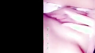 الراجل الخول بيفتح كس عشيقته بيديه الاتنين وبيلعب فيه الاول و  سكس مصري بيلحسه بلسانه وبيلحس لبن كسها بيشرب فيه
