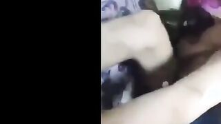 البنت في حضن عشيقها نايمه والراجل بيبوس في شفايفها اوي وبيحضنه  سكس مصري ا من رقبتها بيداعب فيها وبيلعب في صدرها