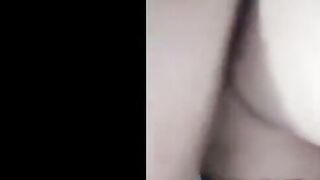 البنت في حضن عشيقها نايمه والراجل بيبوس في شفايفها اوي وبيحضنه  سكس مصري ا من رقبتها بيداعب فيها وبيلعب في صدرها