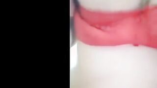 المتناكه بالاندر الاحمر والبراه واقفه بتميل في طيزها لورا وتحسس علي صدرها الابيض وتلعب فيه وبت  سكس مصري قلع هدومها ترميها كلها عالارض وهي واقفه
