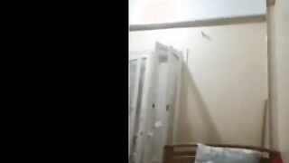 المتناكه بالاندر الاحمر والبراه واقفه بتميل في طيزها لورا وتحسس علي صدرها الابيض وتلعب فيه وبت  سكس مصري قلع هدومها ترميها كلها عالارض وهي واقفه