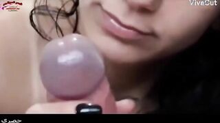 البنت اللبوه ماسكه زوبر حبيبها بتمص فيه اوي بلسانها وزوبره بيوقف في بوقها بتمسكه في ايده  سكس مصري ا وتطلع عليه وبتدخله في كسها كله بتنكته