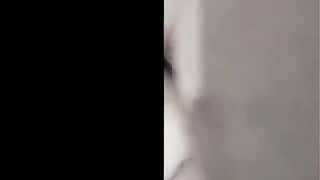 البنت اللبوه ماسكه زوبر حبيبها بتمص فيه اوي بلسانها وزوبره بيوقف في بوقها بتمسكه في ايده  سكس مصري ا وتطلع عليه وبتدخله في كسها كله بتنكته