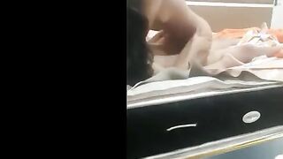 الراجل نايم عالسرير والشرموطه طالعه علي زوبره مدخلاه في كسها وبتتناك اوي وتهز في طيزها لورا وتت  سكس مصري لوي يمين وشمال وشعرها الطويل جي علي وشه