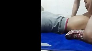 الراجل نايم عالسرير والشرموطه طالعه علي زوبره مدخلاه في كسها وبتتناك اوي وتهز في طيزها لورا وتت  سكس مصري لوي يمين وشمال وشعرها الطويل جي علي وشه