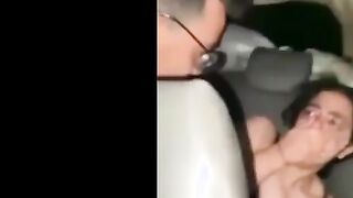 البنت في العربيه الراجل مقلعها البنطلون بتاعها وبينيك في كسها اوي وبيش  سكس مصري دلها في شعرها وينعكشه وهي بتبكي اوي منه