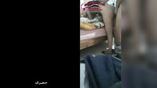 البنت الفاجره منومه نصها عالسرير علي بطنها ورجلها لبره عالارض واخوها الديوث وراها م  سكس مصري دخل زوبره في كسها وبينيك فيها زي كل يوم