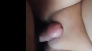 الشرموطه طالعه علي زوبره الخول صاحبها ومدخله زوبره كله في كسها بتط  سكس مصري لع وتنزل عليه وهي سانده ايديها علي بطنه