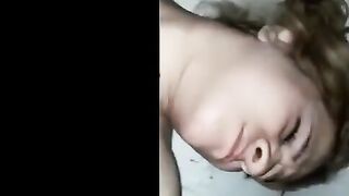 البنت المتناكه عالسرير بتصرخ وتبكي اوي وهي مغمضه عنيها من النيك في كسها الراجل بير  سكس مصري زع فيها اوي وبيحط صباعه الكبير في بوقها
