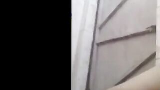 الشرموطه عالسرير عريانه ورافعه رجلها اوي لفوق وصاحبتها مسكهالها بيدي  سكس مصري ها وبتسخن في كسها بتلعب لها بصباعها فيه