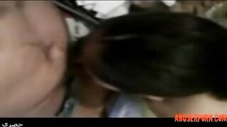 الراجل مفلقس طيز حبيبته وهاريها نيك من ورا طيزها محمره اوي من الفشخ فيها والن  سكس مصري يك وهو ماسك في القميص بتاعها بيشدها منه
