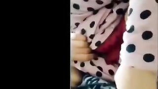 الواد المتناك واخد بنت خالته الصغيره في حضنه اوي وبيلعبل في صدرها بيدخل ايده فيهم  سكس مصري  وهما تحت البيجامه والبنت بتضحك وفرحانه