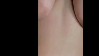 الدكتوره المتناكه كل ميجلها مريض بتلعب في زوبره وتهيجه عليها وبتقلع هدومها والروب الابيض بت  سكس مصري اع الشغل قدامه وهو بيسخن عليها وبينيكها