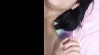 البنت نايمه عالسرير وبيجي اخوها من بره داخل علي كسها يفتحه وبيقلع البن  سكس مصري طلون بيقولها يلا لازم انيكك وبينيك كسها