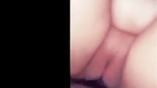 الشرموطه نايمه عريانه علي جنبها وبتهز في طيزها وتحرك فيها براحه   سكس مصري اوي بموحن وسهوكه هيجانه عايزه زوبر ينيك