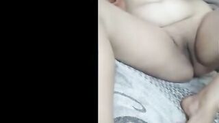 المتناكه نايمه علي بطنها عالسرير وبتتنطط اوي وتحك كسها علي ملايه السرير   سكس مصري وتفلقس طيزها وتميل طيزها اوي يمين وشمال