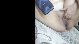 المتناكه نايمه علي بطنها عالسرير وبتتنطط اوي وتحك كسها علي ملايه السرير   سكس مصري وتفلقس طيزها وتميل طيزها اوي يمين وشمال