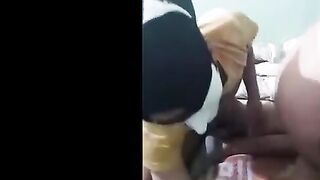 المتناكه بعد ماخلصت مص في زوبر الراجل ال معاها بيخليها تفلقس طيزها عالسرير و  سكس مصري بيقلعها الصندل الكعب في رجليها وبينيكها