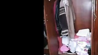 اللبوه عالسرير عريانه في حضن الراجل وبتلعبله في زوبره وهو بيبوس فيها اوي  سكس مصري  وبيعوض في رقبتها وزوبره بيوقف من اللعب