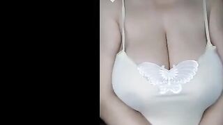 اللبوه عالسرير عريانه في حضن الراجل وبتلعبله في زوبره وهو بيبوس فيها اوي  سكس مصري  وبيعوض في رقبتها وزوبره بيوقف من اللعب
