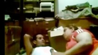 الوليه قاعده عالارض نايمه وجوزها جنبها بيصحي فيها عايز ينام معاها وبتمس  سكس مصري كله زوبره بتلعب فيه بيديها وتسخنه الاول