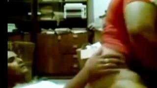 الوليه قاعده عالارض نايمه وجوزها جنبها بيصحي فيها عايز ينام معاها وبتمس  سكس مصري كله زوبره بتلعب فيه بيديها وتسخنه الاول