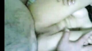 الشرموطه نايمه بتلعب في بزازها الاتنين وتضمهم علي بعض وهي بتلعب في كسها   سكس مصري شويه علشانتنزل اللبن وتدعك فيهم في كسها