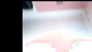 البنت المتناكه نايمه عالسرير فارده رجلها وبترفع رجل واحدهخ وتب  سكس مصري عبص كسها بصباعها الكبير بتدخل وتطلع فيه