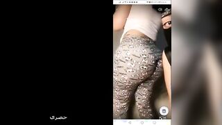 البنت لابسه البيجامه وبترقص في طيزها الكبيره وتلوي فيها وهي مولعه ن  سكس مصري ار عايزه زوبر كبير يرشق في طيزها يفتحها