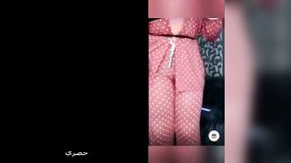 البنت لابسه البيجامه وبترقص في طيزها الكبيره وتلوي فيها وهي مولعه ن  سكس مصري ار عايزه زوبر كبير يرشق في طيزها يفتحها