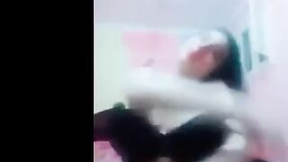 البنت الهايجه حاطه روج في بوقها وبتلعب في لسانها وتطلعه لبره وهي هيج  سكس مصري انه وممحونه اوي بتطلع بزازها وتلعب فيهم