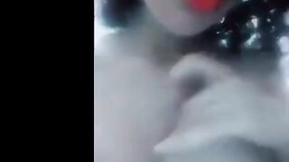 البنت الهايجه حاطه روج في بوقها وبتلعب في لسانها وتطلعه لبره وهي هيج  سكس مصري انه وممحونه اوي بتطلع بزازها وتلعب فيهم