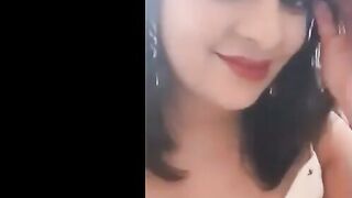 الفرسه الجميله قاعده قصاد كامير الفديو بتكلم حبيبها وبتبوسه اوي   سكس مصري وهي بتقلع هدومها براحه وتفرجه علي صدرها
